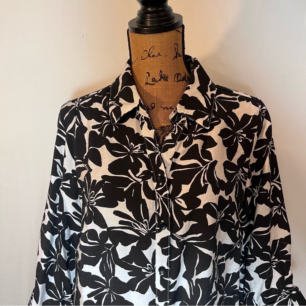 Sara Michelle Black & White Floral Button Down Shirt Blouse size large - Picture 4 of 13